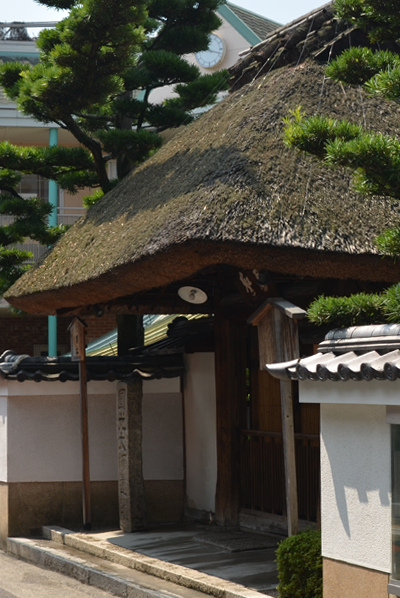 西光寺の茅葺き屋根